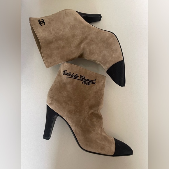 Coco Chanel Gabrielle Beige Suede CC Cap Booties Booties 38.5 - Picture 2 of 8